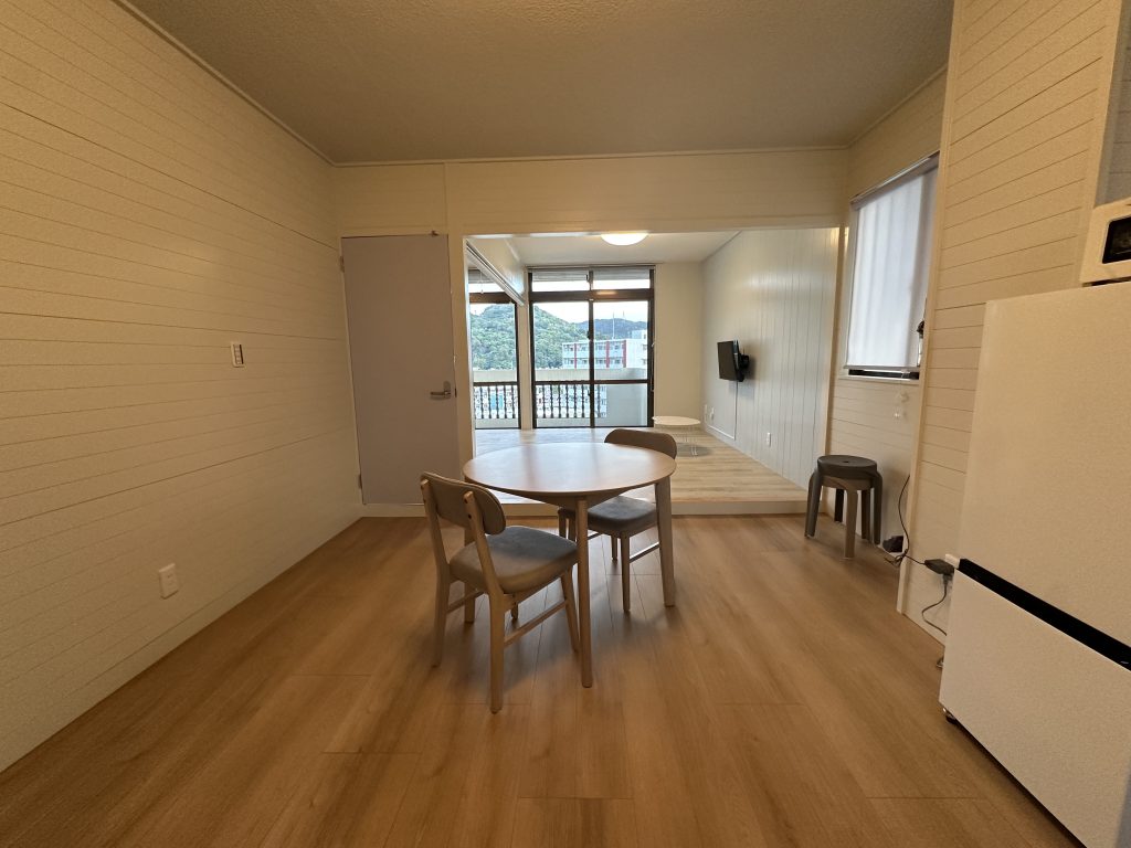 海（青）と、山（緑）と、私の部屋。